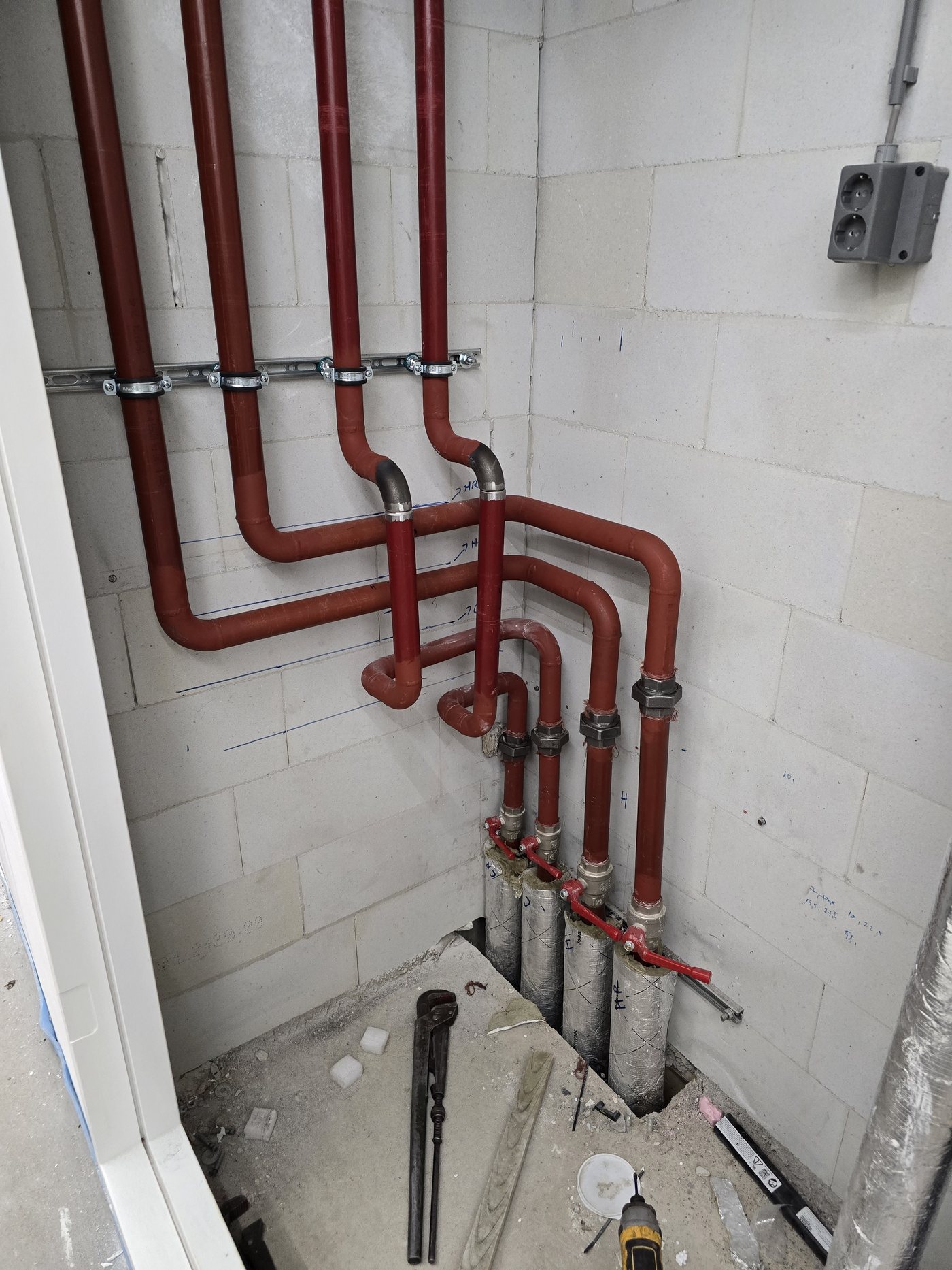 Nauwkeurig gebogen koperen leidingen met afsluiters voor een sanitaire installatie
