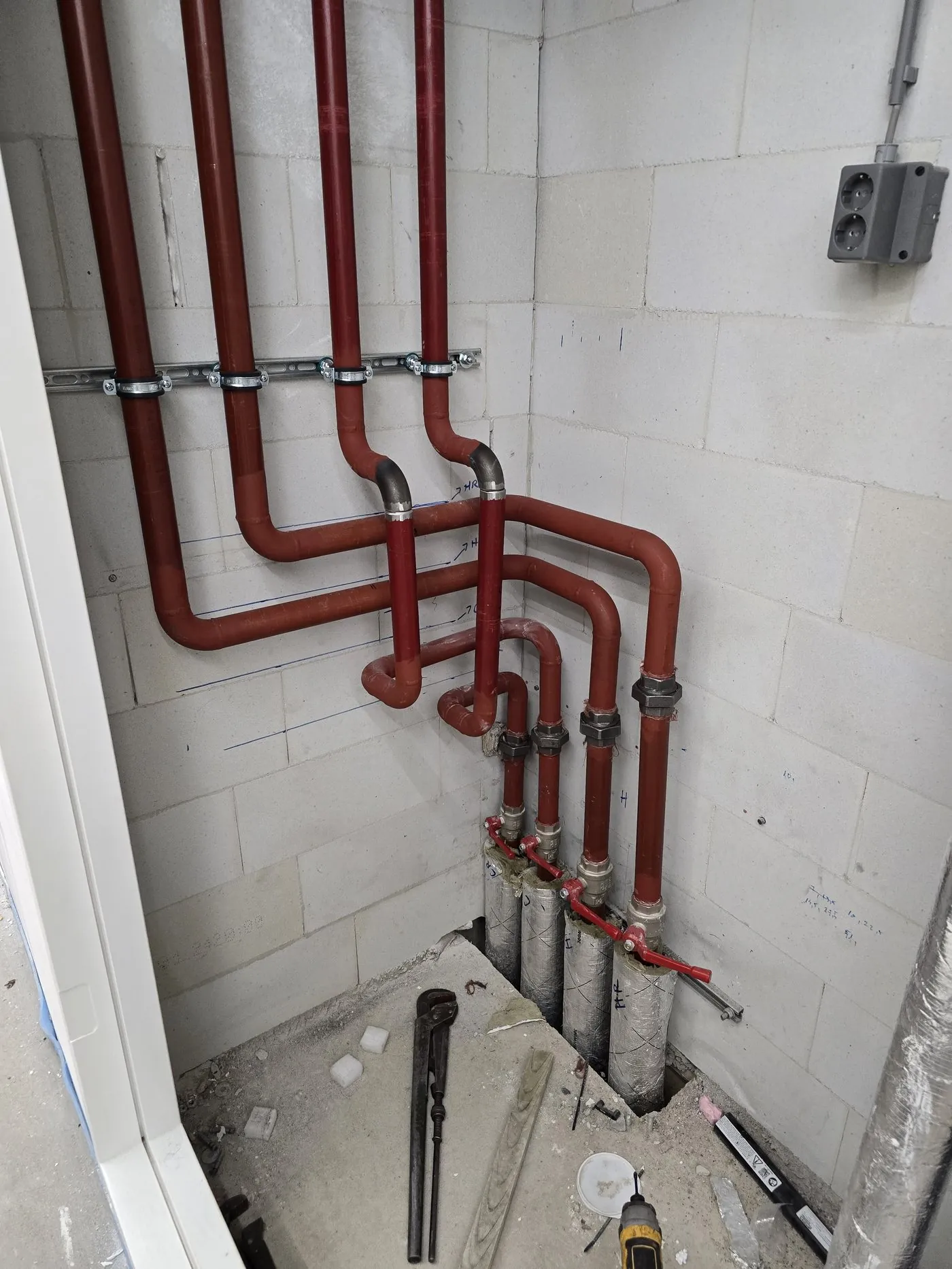 Nauwkeurig gebogen leidingen met afsluiters voor een sanitaire installatie