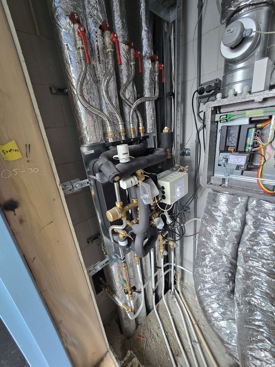 Technische ruimte met leidingwerk en afsluiters van een werktuigbouwkundige installatie