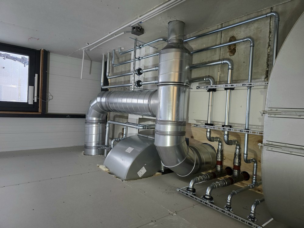 Technische ruimte met kanalen, leidingwerk en afsluiters van een werktuigbouwkundige installatie