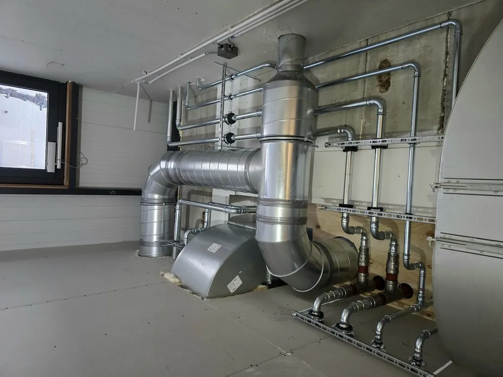 Technische ruimte met kanalen, leidingwerk en afsluiters van een installatie