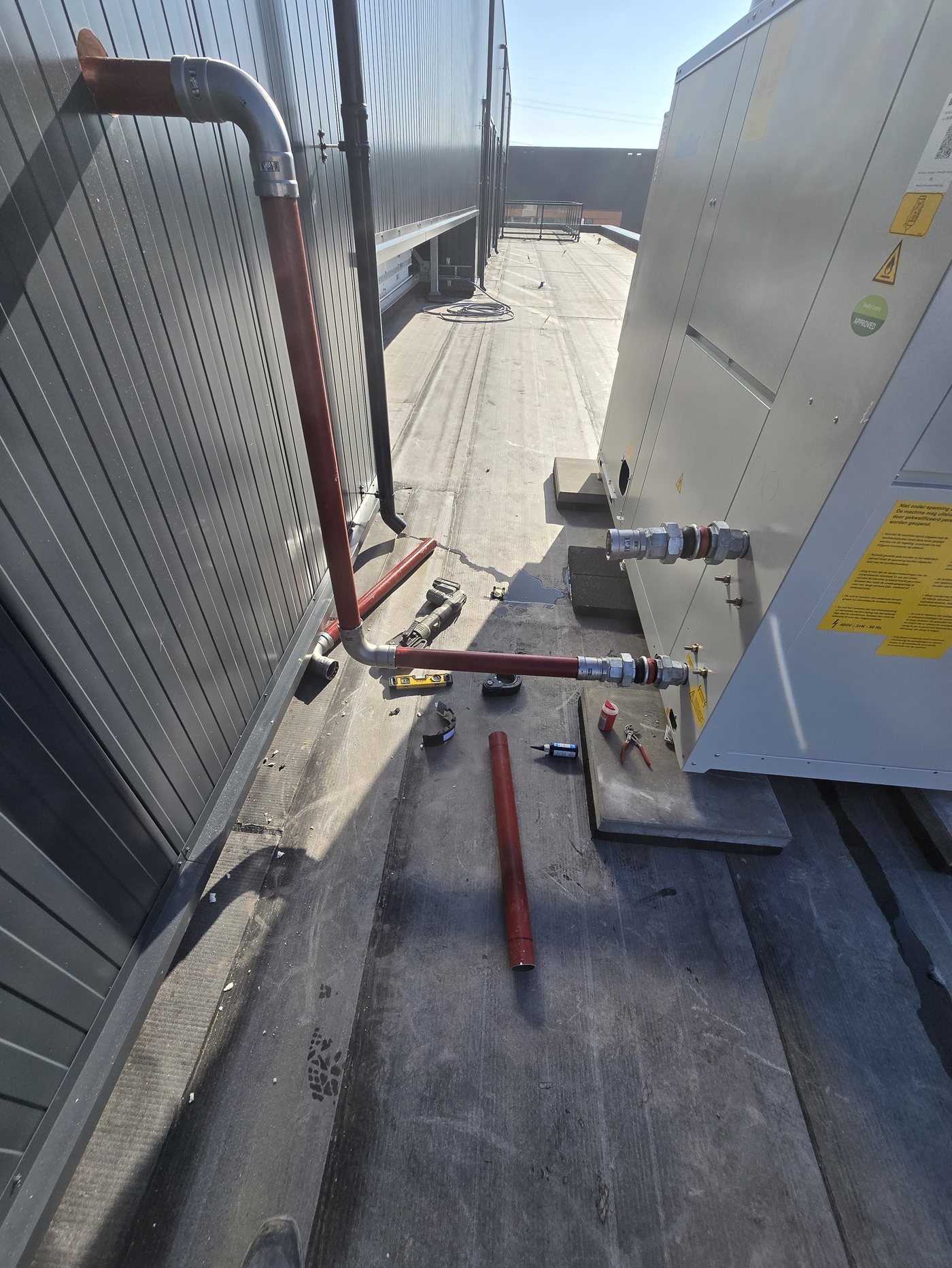 Geplaatste klimaatunits op het dak van de kliniek in Almere