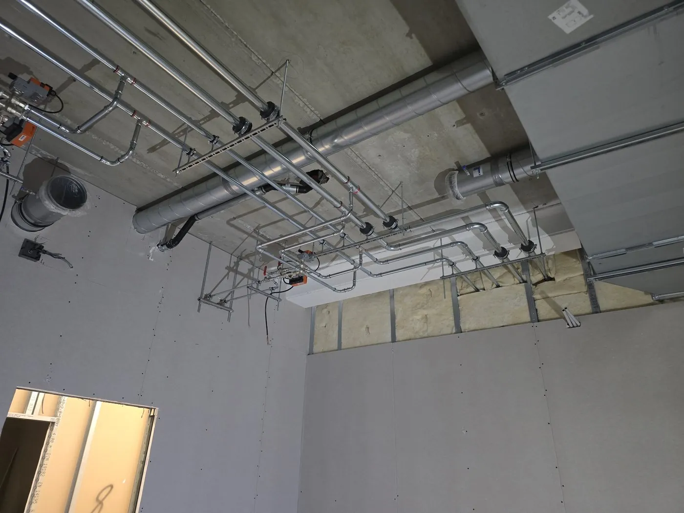 Ventilation ducts and pipework on the ceiling