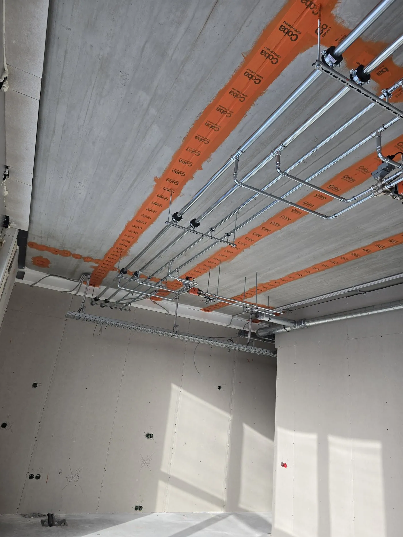 Cable routes with orange marking on the ceiling