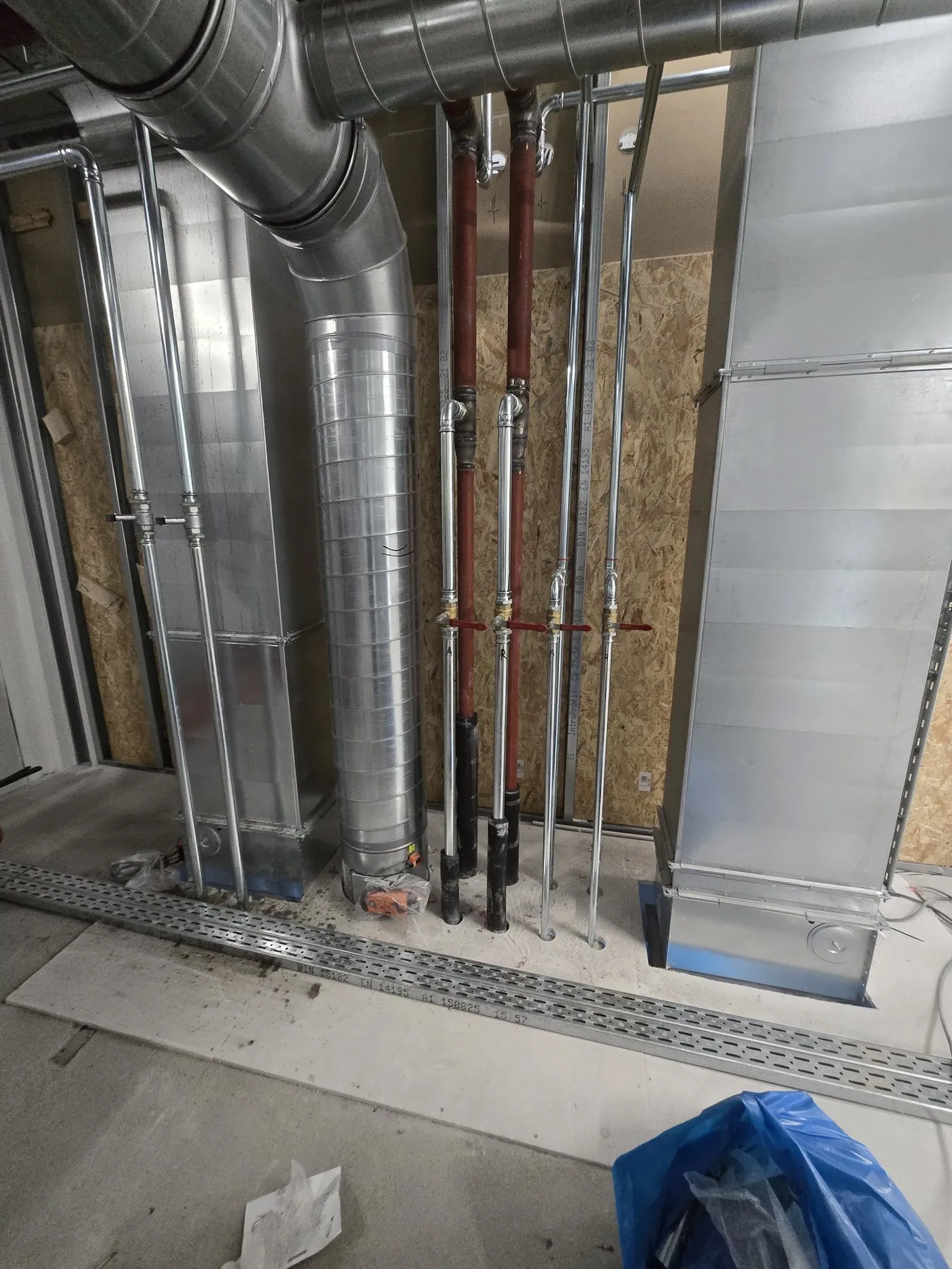 Vertical service shaft with pipework and ducts