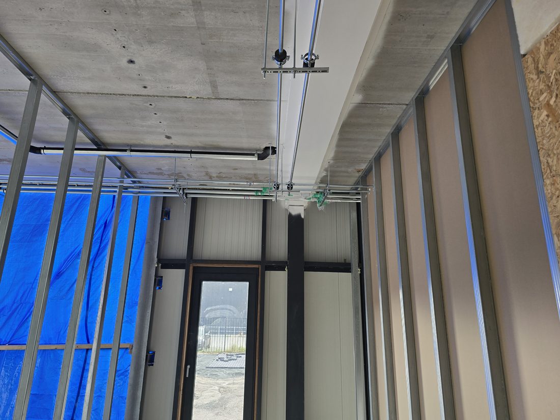 Installatiewerk in aanbouw bij een kliniek in Almere