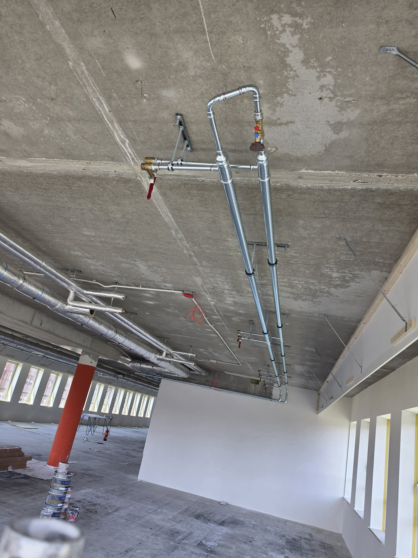 Detailopname van leidingwerk met afsluiters tegen het plafond