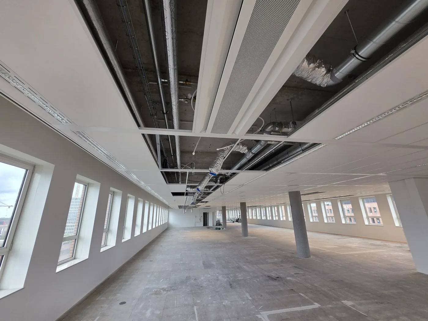 Office floor with a clear view along the facade