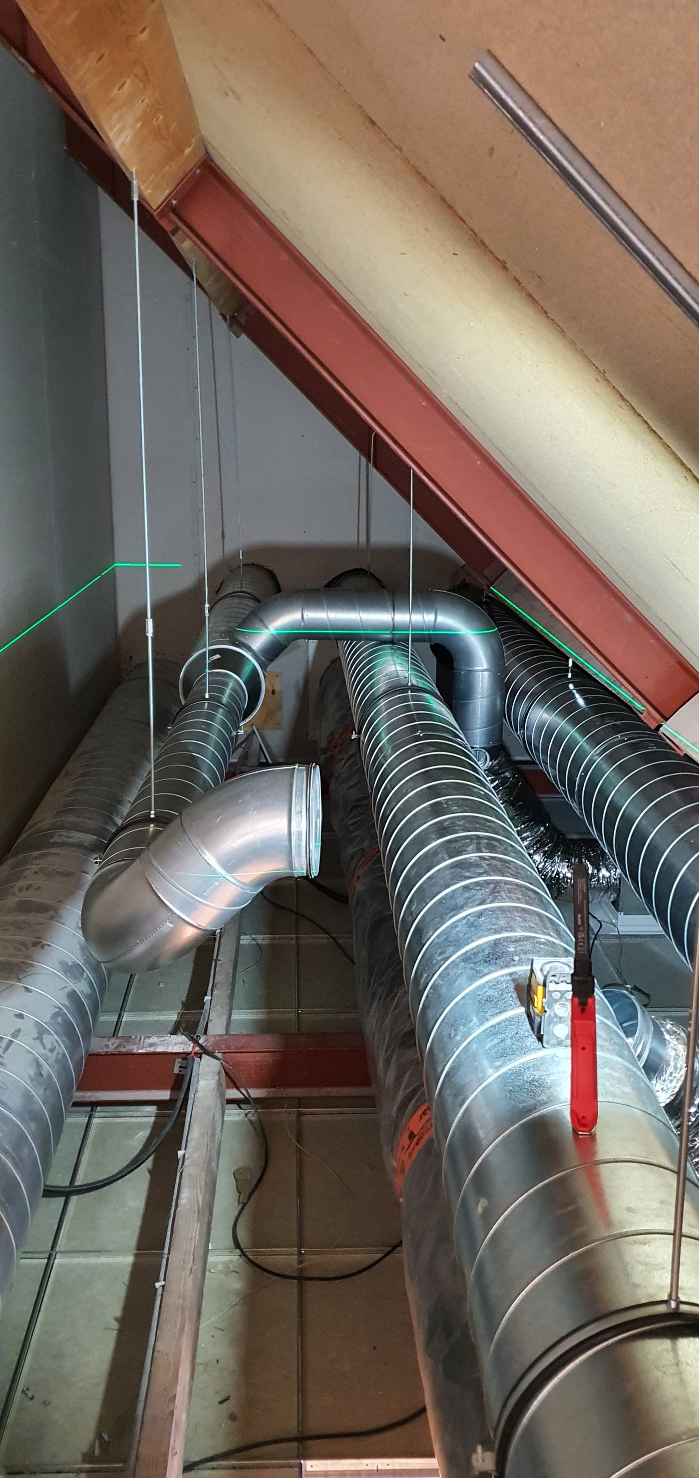 Montage van ventilatiekanalen in de spouw onder het dak