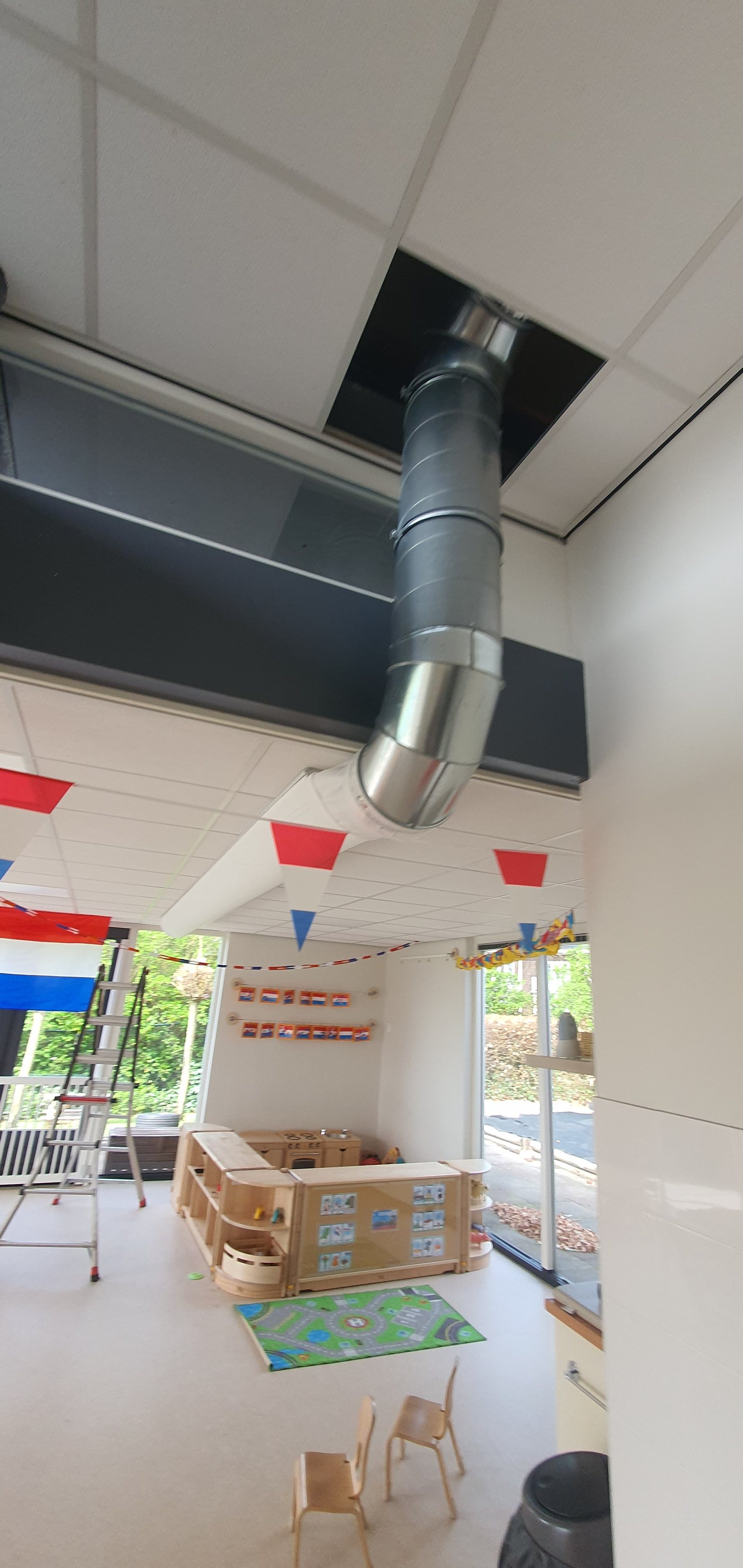 Afgeronde groepsruimte van de basisschool met ventilatierooster in het plafond