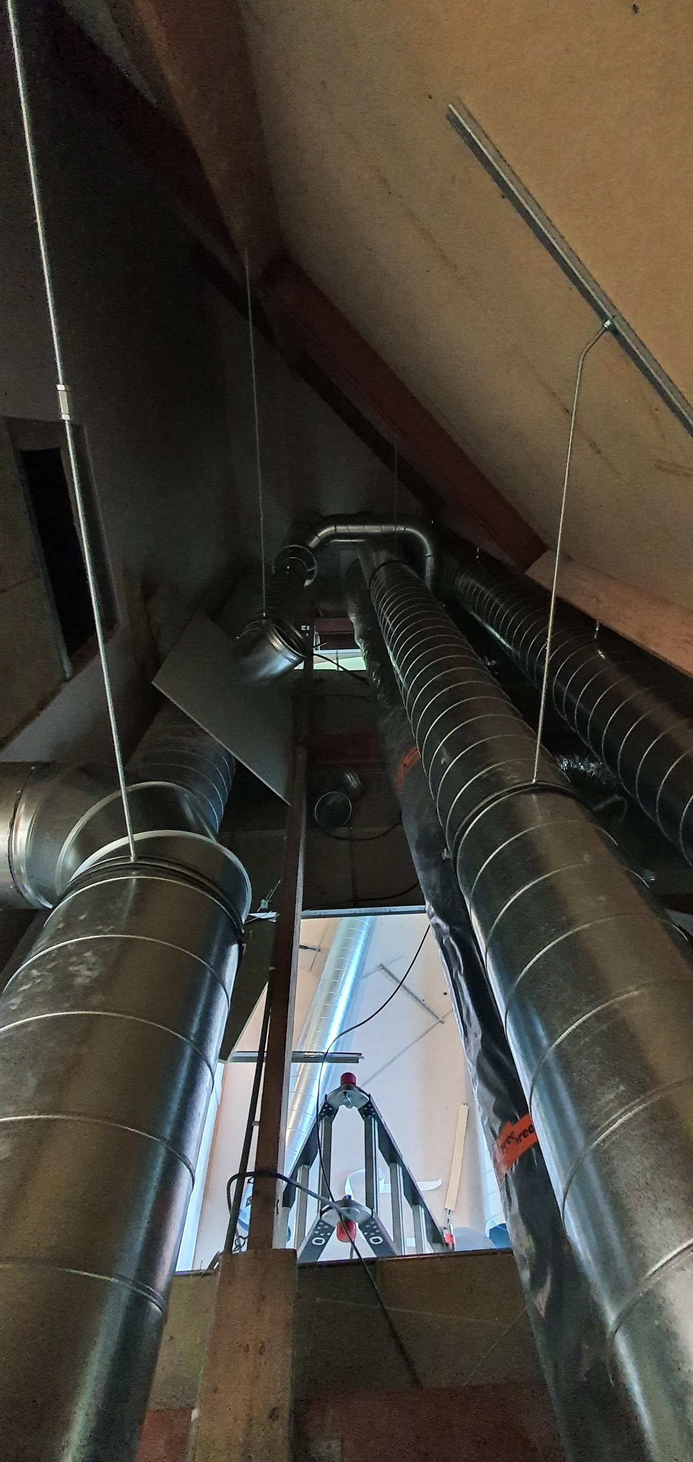 Weids zicht in de kapconstructie met kanalen richting de nok