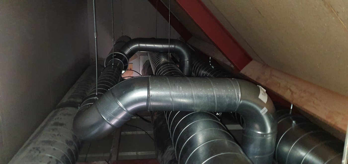 Afgewerkt inspectieluik met ronde kanalen in het plafond