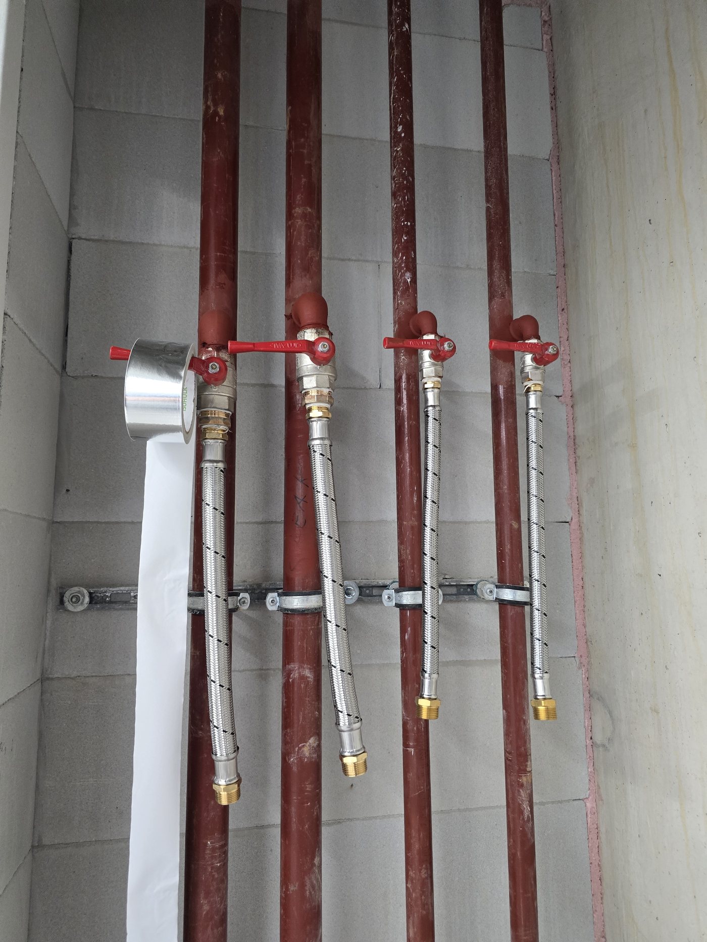 Koperen leidingen in een technische schacht van het woongebouw
