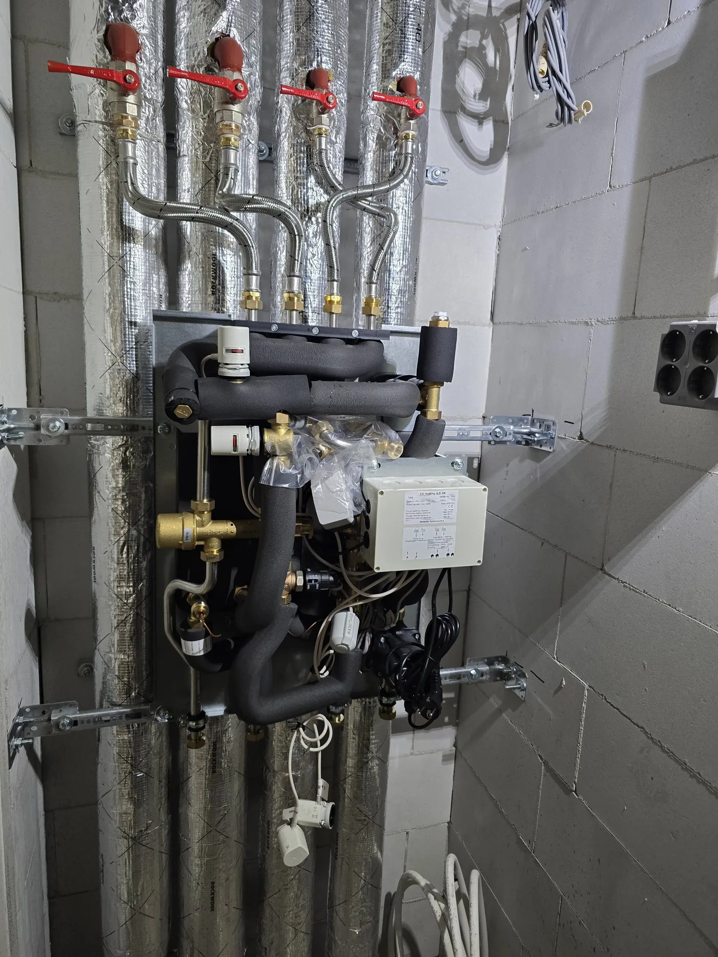 Manifold with valves and controls in a technical cabinet