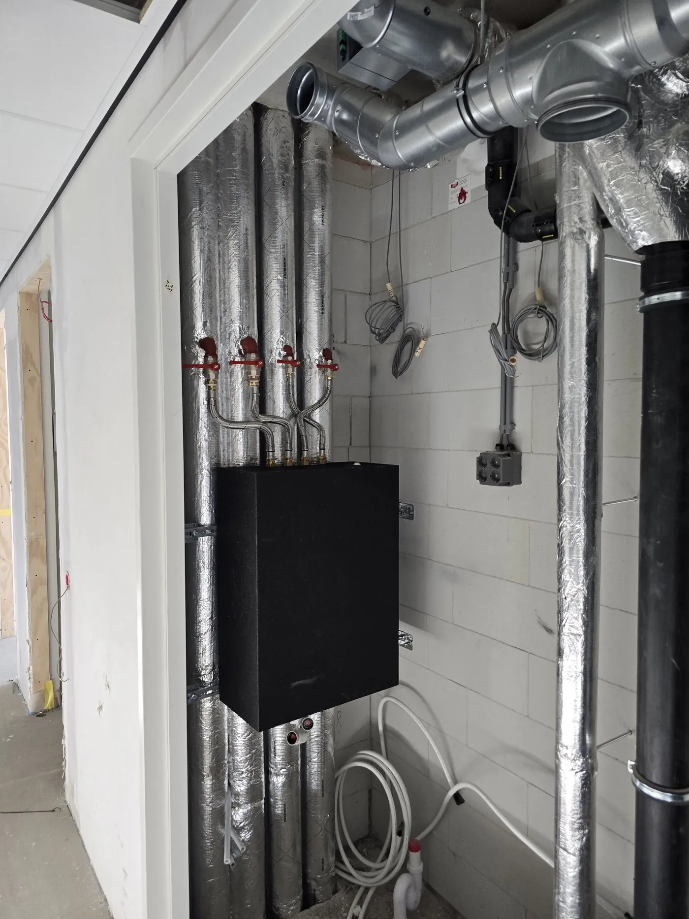 Technical connection cabinet with pipework