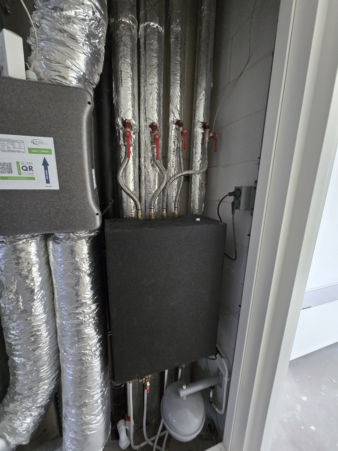 Detail van een elektrotechnische aansluitkast tijdens de installatie
