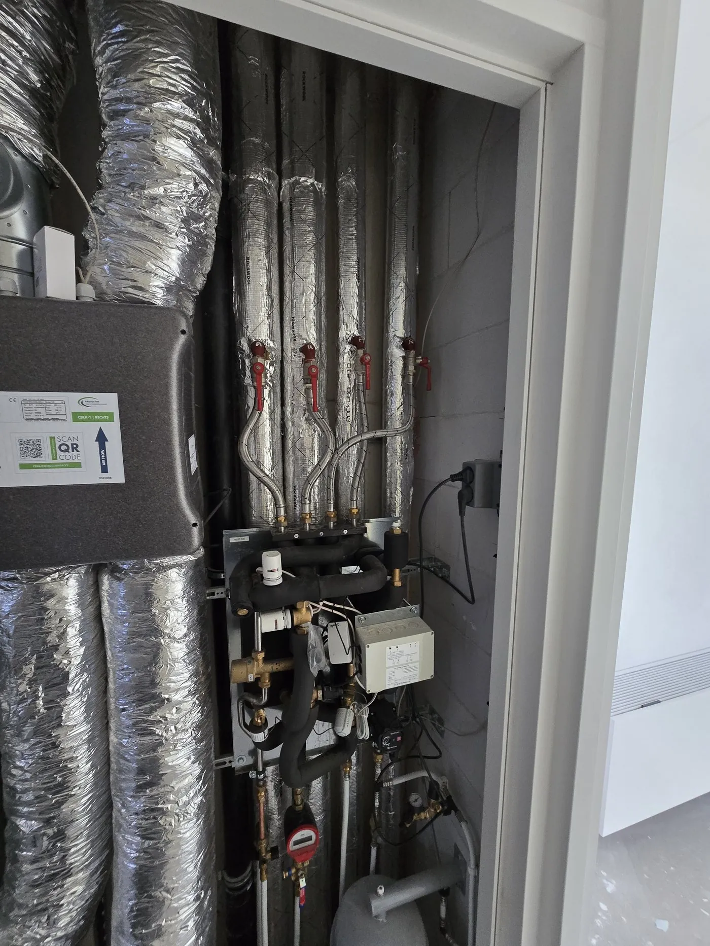 Technical connection cabinet with pipework and controls
