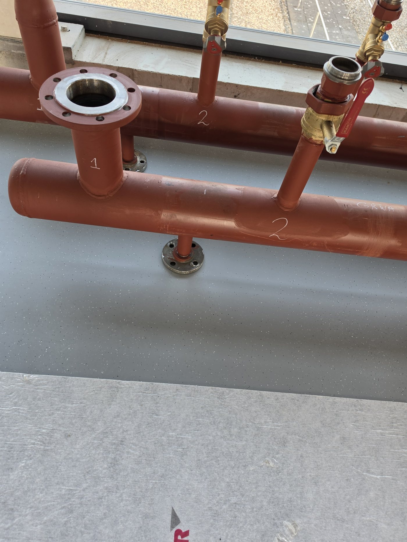 Detail van een koperen manifold met afsluiters