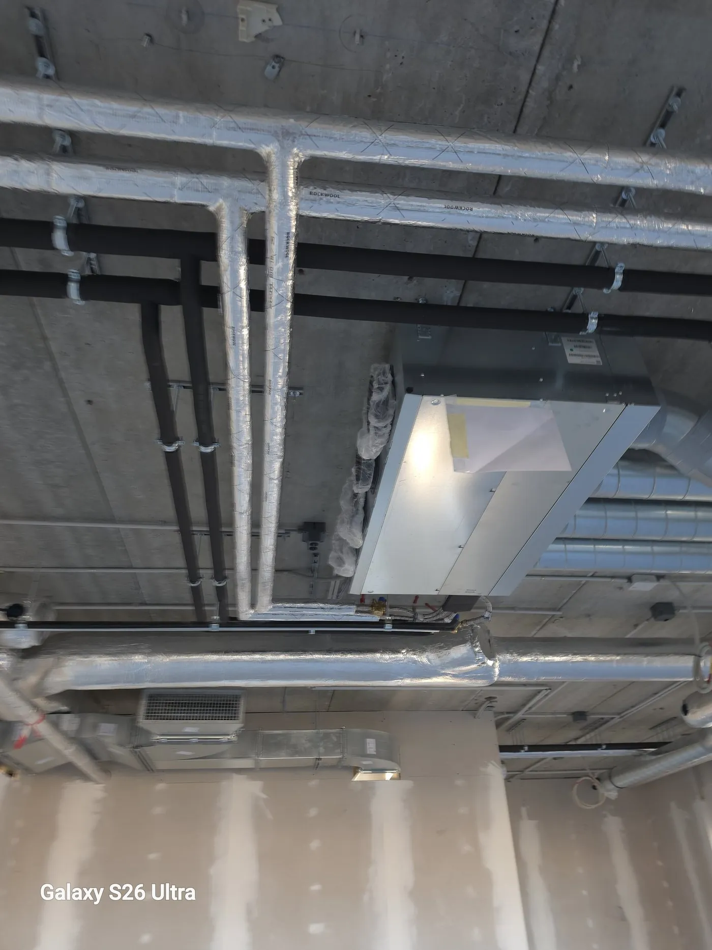 Air handling unit with ducts on the ceiling