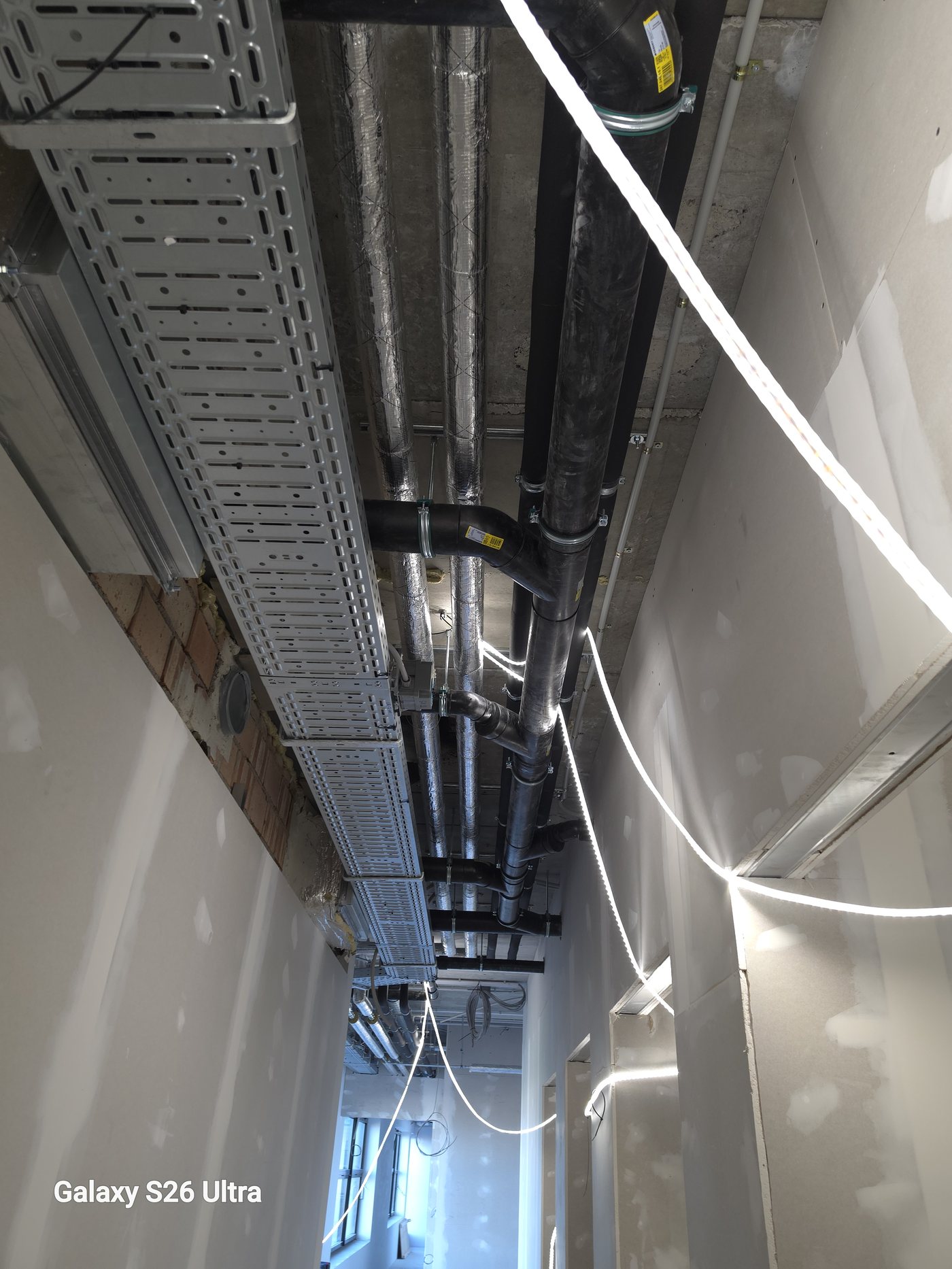 Kabelgoot met bekabeling tegen het plafond