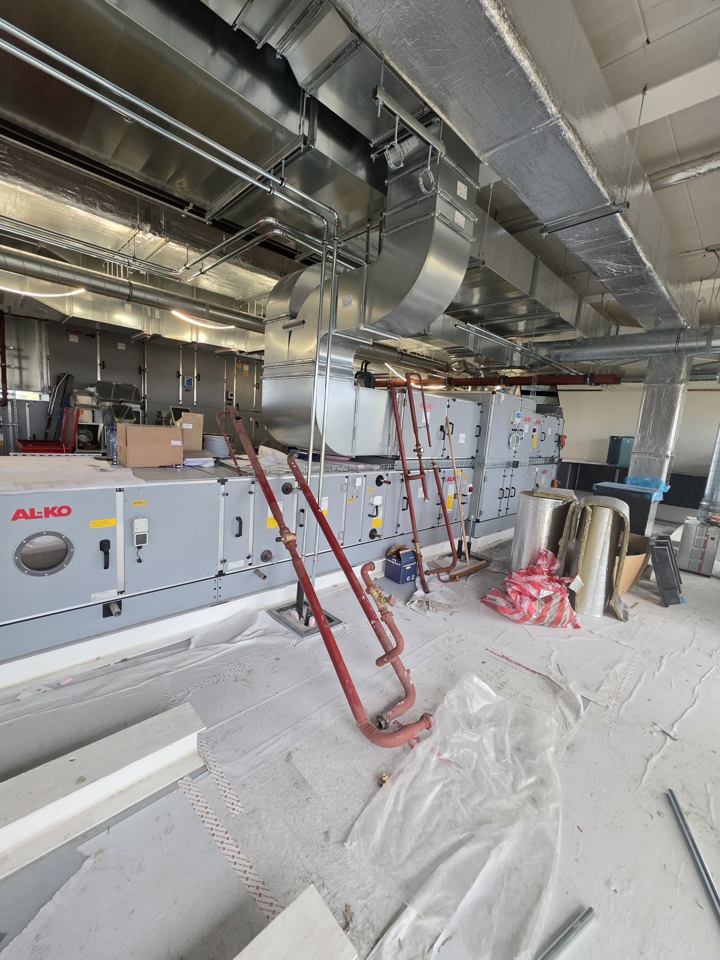 Installatie van klimaat- en ventilatiekanalen bij een zorgkliniek nabij Schiphol