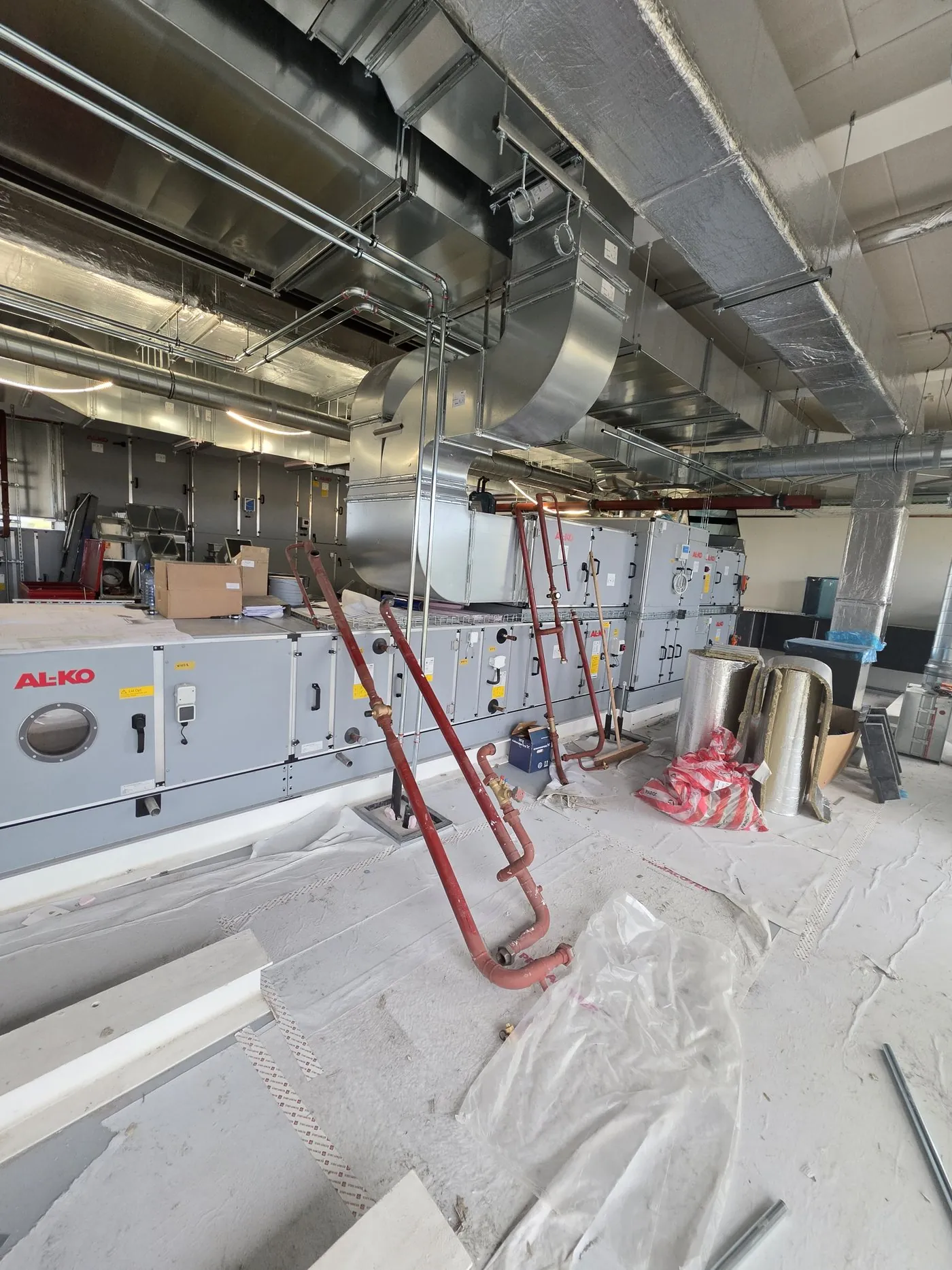 Installation of climate and ventilation ducts at a healthcare clinic near Schiphol